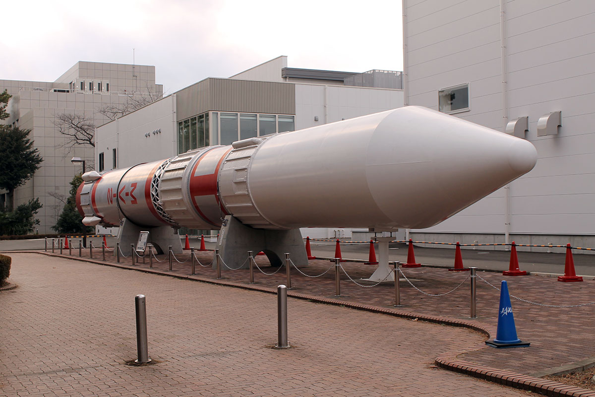 M-V（ミューファイブ）ロケットの実機とM-3SIIロケットの実物大模型