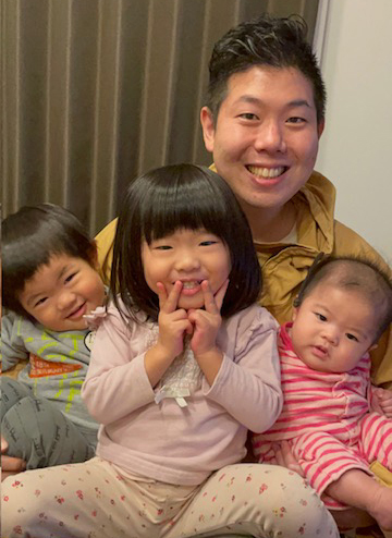 育休を取得し家族と共に過ごす蓮沼桜雲さんの写真